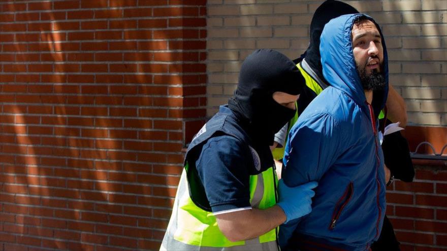 Policía de España arresta a un hombre vinculado a los terroristas. 
