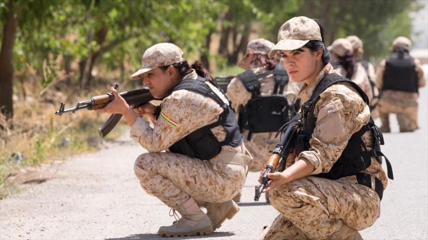 Mujeres miembros de las fuerzas kurdas iraquíes (Peshmerga), reciben entrenamiento militar.
