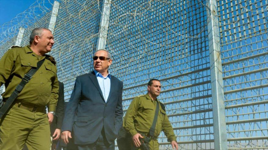 El primer ministro de Israel, Benjamin Netanyahu (centro), visita una valla de 30 kilómetros de extensión que está siendo construida en la frontera con Jordania. 9 de febrero de 2016