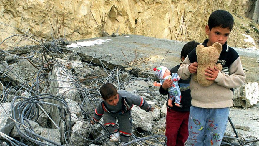 Niños palestinos encuentran sus juguetes entre los escombros de su casa destruida por el régimen de Israel. Una familia palestina de ocho miembros vivía en esta vivienda antes de ser demolida por segunda vez.