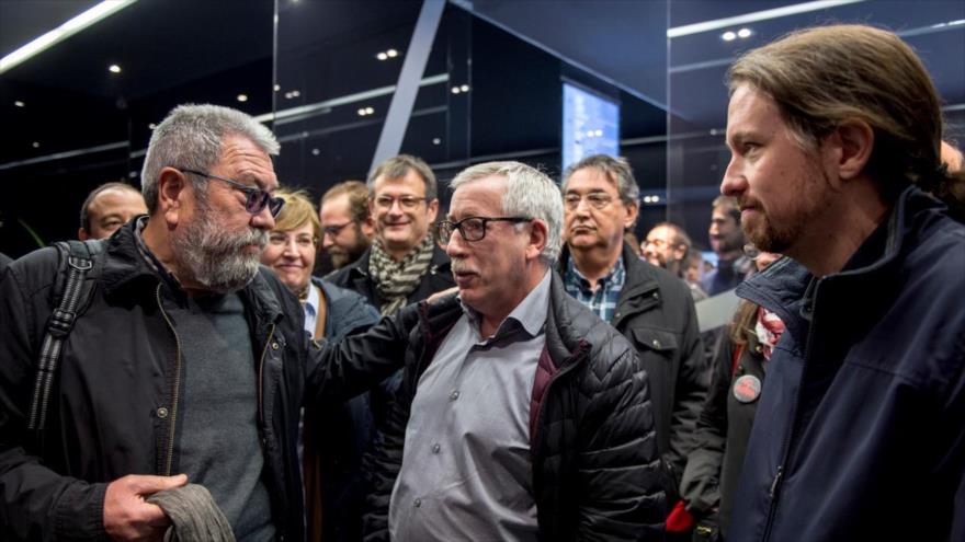 El secretario general de UGT, Cándido Méndez (izda.), y el de CCOO, Ignacio Fernández Toxo (centro) con el líder de Podemos, Pablo Iglesias.