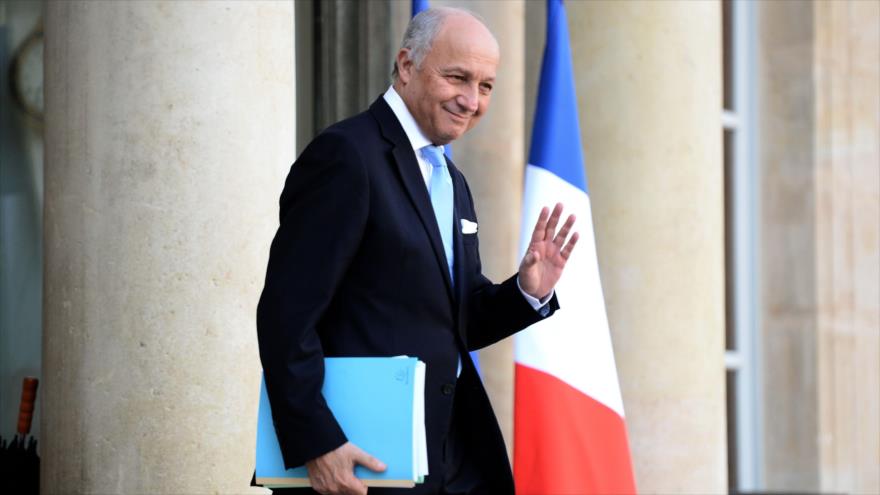 El ministro francés de Asuntos Exteriores, Laurent Fabius, saluda a la prensa al salir del Palacio Elíseo en París (capital de Francia), 10 de febrero de 2016.