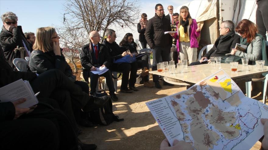 La delegación europea, a la cabeza de la irlandesa Martina Anderson, visita el pueblo de Susya en la ocupada Cisjordania, 10 de febrero de 2016.