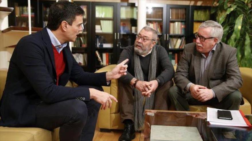 El líder del PSOE, Pedro Sánchez (izda.), se reúne con el secretario general del sindicato de UGT, Cándido Méndez (centro), y el de CCOO, Ignacio Fernández Toxo, 10 de febrero de 2016.