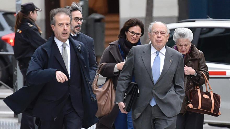 El presidente entre 1980 y 2003 del Gobierno regional de Cataluña (noreste de España), Jordi Pujol (corbata azul), se presenta ante la Audiencia Nacional de Madrid, capital de España, 10 de febrero de 2016.