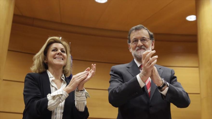 El presidente del Gobierno español en funciones y del Partido Popular, Mariano Rajoy, acompañado por la presidenta del PP en Castilla-La Mancha, María Dolores de Cospedal, al inicio de la reunión del grupo parlamentario popular en la Cámara Alta, 10 de febrero de 2016.