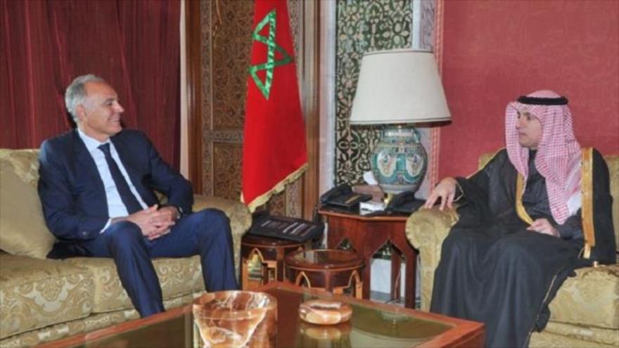 El canciller de Arabia Saudí, Adel al-Yubeir (dcha.), se reúne con su homólogo marroquí, Salaheddine Mezouar, en Rabat, capital de Marruecos, 10 de febrero de 2016.