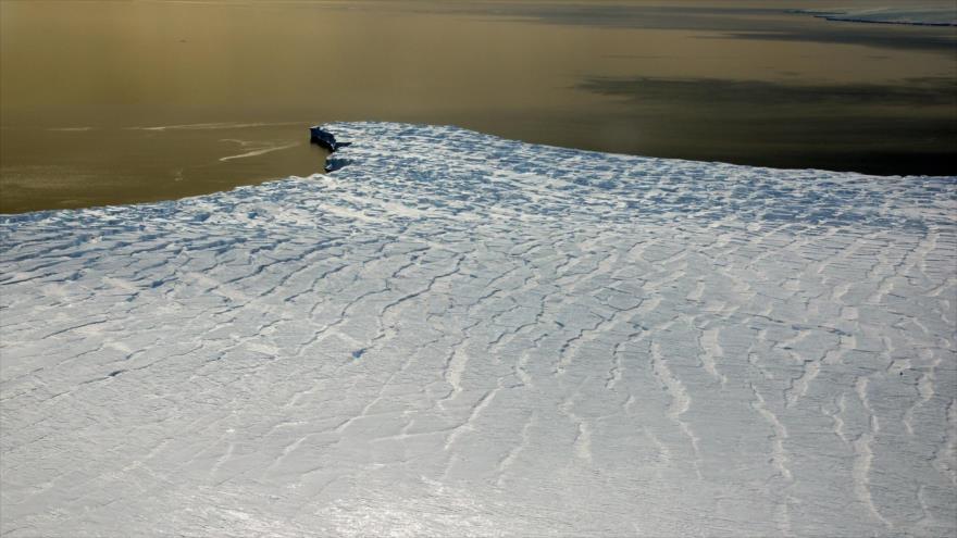 La Agencia Espacial Europea alertó del estrechamiento de las barreras de hielo que rodean la Antártida.