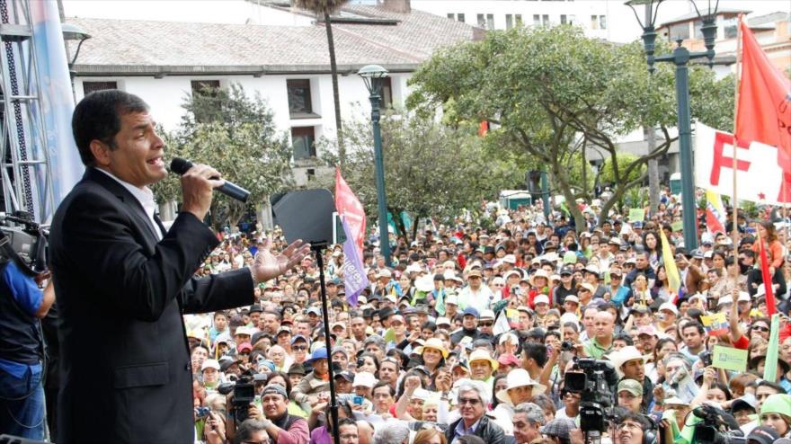 Presidente de Ecuador, Rafael Correa, habla a sus simpatizantes.