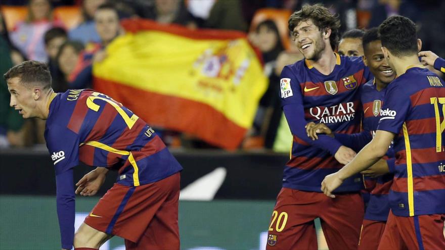 Jugadores del Barcelona festejan su pase al final de la Copa de Rey de España. 