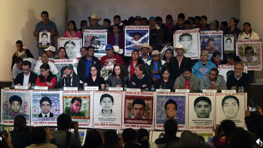 Los familiares de los 43 estudiantes mexicanos que desaparecieron en septiembre de 2014 y los miembros del Equipo Argentino de Antropología Forense (EAAF) dan una rueda de prensa en la capitalina Ciudad de México, 9 de febrero de 2016.