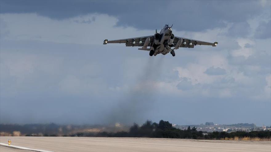 Un bombardero Sujoi Su-25 despega desde la base aérea Jmeimim en la provincia de Latakia, noroeste de Siria.