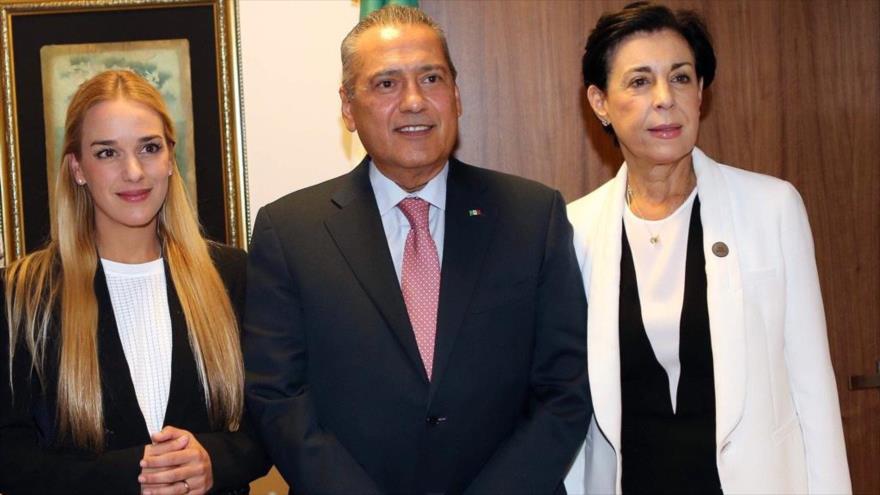 Lilian Tintori (izda.) y Antonieta Mendoza, esposa y madre respectivamente de Leopoldo López, se reúnen con Manlio Fabio Beltrones Rivera, miembro del Partido Revolucionario Institucional de México, 8 de febrero de 2016.