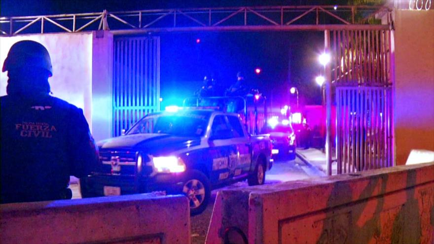 Los policías abandonan el centro penitenciario de Topo Chico, donde al menos 50 personas perdieron la vida durante un motín, 11 de febrero de 2016.