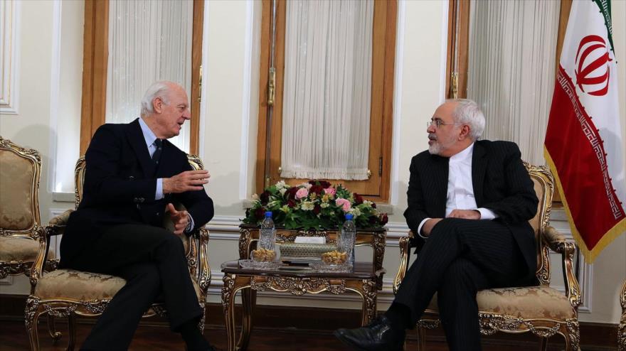 El canciller iraní, Mohamad Yavad Zarif, reunido con el enviado especial de la las Naciones Unidas para Siria, Staffan de Mistura, en Teherán, capital persa. 10 de enero de 2016 