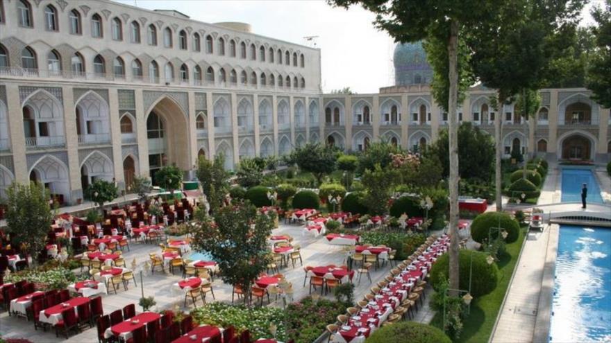 El hotel Abbasi en la ciudad iraní de Isfahán (centro).