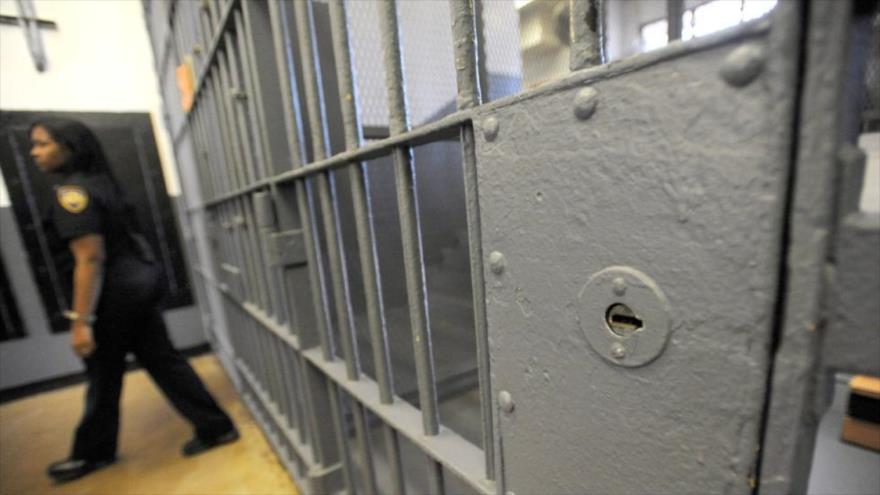 Autoridades estadounidenses detienen a medio centenar de guardias de cárceles en el estado de Georgia por corrupción y contrabando.