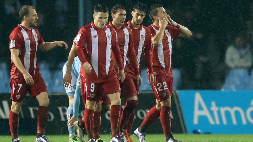 El delantero ucraniano del Sevilla, Yevhen Konoplyanka (dcha.) celebra un gol con sus compañeros durante el segundo partido de semifinal de la Copa del Rey ante el Celta en el estadio Balaídos en Vigo, 11 de febrero de 2016.