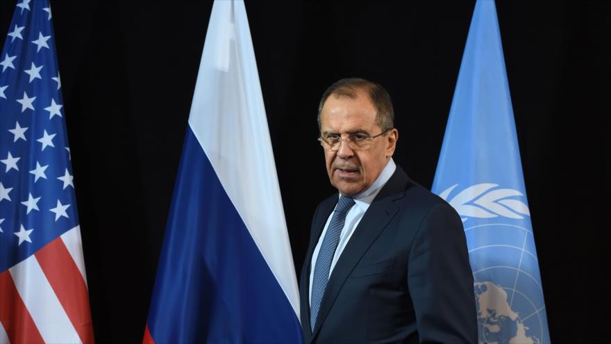 Canciller ruso, Serguei Lavrov, llega para ofrecer una conferencia de prensa tras la reunión del Grupo Internacional de Apoyo a Siria (ISSG, en inglés) en la ciudad alemana de Múnich (sur), 12 de febrero de 2015.