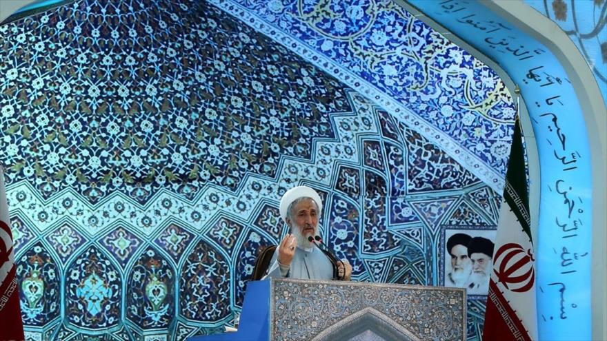 El hoyatolislam Kazem Sediqi pronuncia el sermón del rezo del viernes en Teherán, capital iraní, 12 de febrero de 2016.