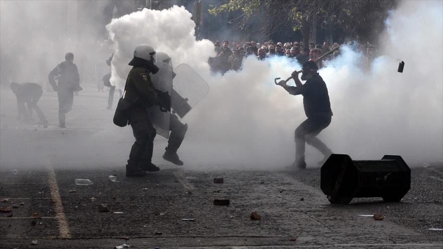 Policía griega reprime con gas lacrimógeno protesta de agricultores en Atenas, 12 de febrero de 2016.