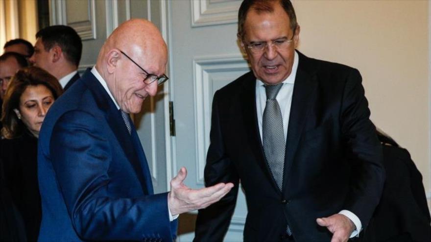 El canciller de Rusia, Serguei Lavrov (dcha.), y el primer ministro libanés, Tammam Salam.