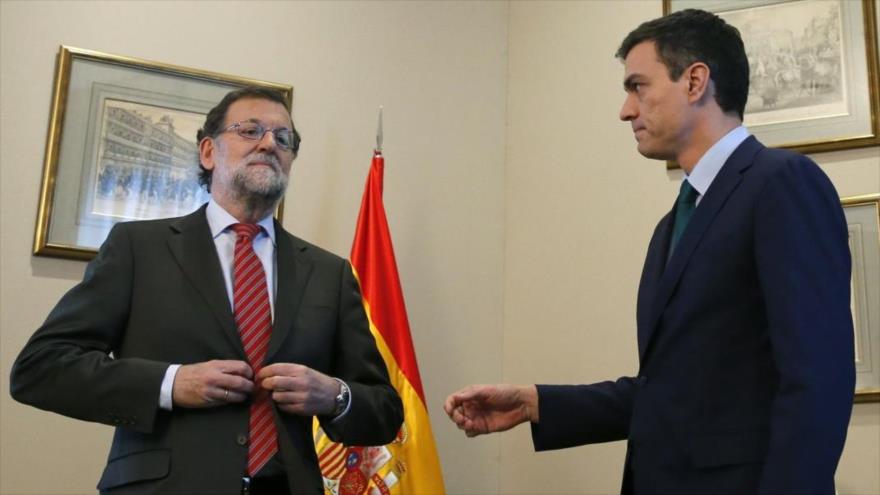 El presidente del Gobierno en funciones, Mariano Rajoy (izda.) rechaza saludar con el secretario general del PSOE, Pedro Sánchez al inicio de una reunión celebrada en el Congreso de Diputados, 12 de febrero de 2016.