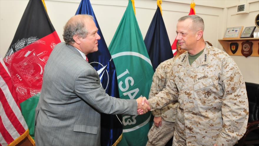 El jefe de supervisión de EE.UU. para la Reconstrucción en Afganistán, John F. Sopko (izda.), se reúne con el comandante de las fuerzas de la OTAN en Afganistán, John Allen, en Kabul, la capital afgana.