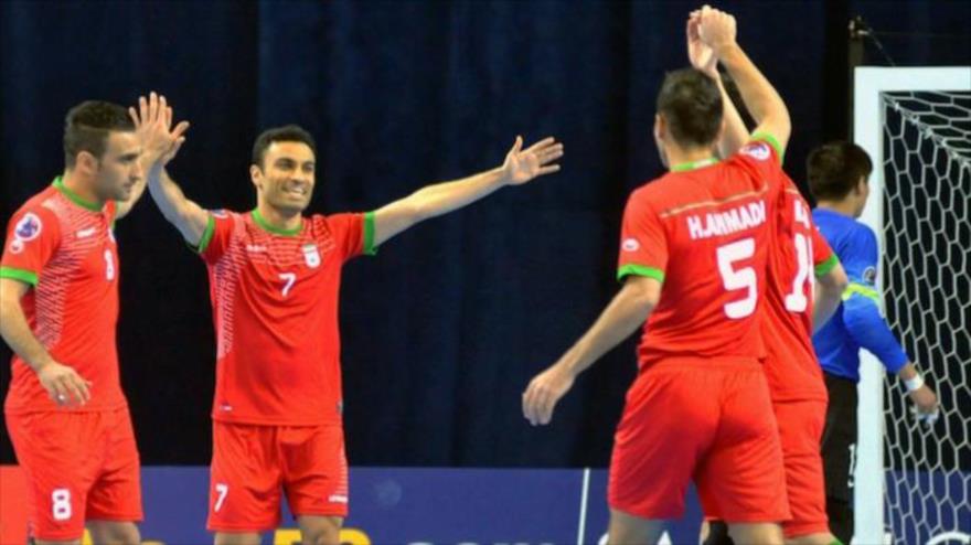 Jugadores del equipo nacional de fútbol sala de Irán festejan su victoria ante China en el Campeonato Asiático de Fútsal, 12 de febrero de 2016.