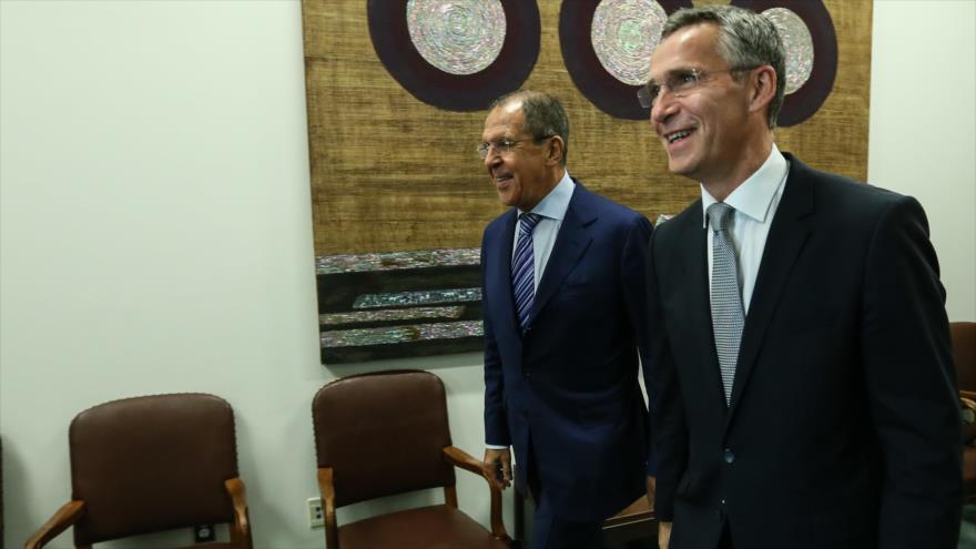 El canciller ruso, Serguei Lavrov (izda.), durante una reunión con Jens Stoltenberg, el secretario general de la OTAN.