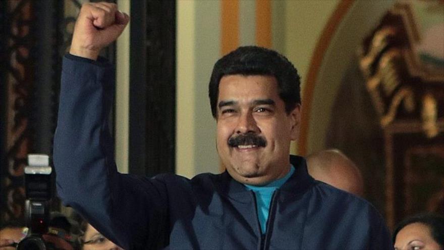 Presidente de Venezuela, Nicolás Maduro en un acto de celebración del Día de la Juventud con jóvenes patriotas en el Panteón Nacional en Caracas (capital venezolana), 12 de febrero de 2016.