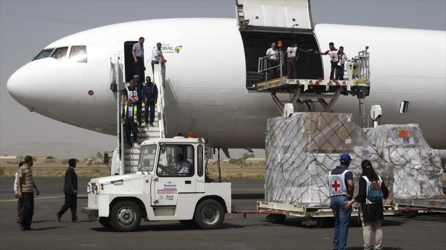 Avión con asistencia humanitaria aterriza capital de Yemen, Saná, controlada por el Ejército y los combatientes de Ansarolá.
