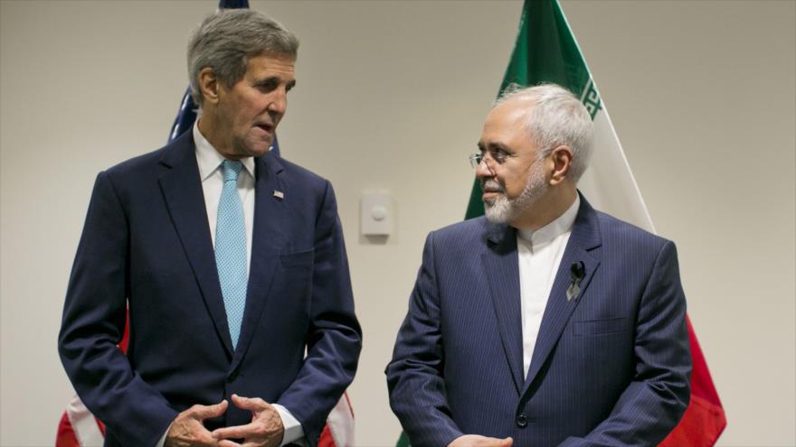 El canciller iraní, Mohamad Yavad Zarif (dcha.), y su homólogo estadounidense, John Kerry. 