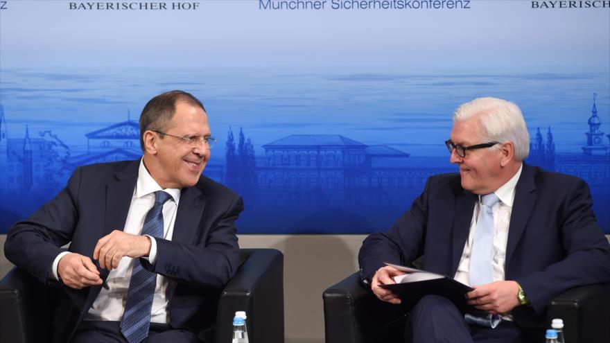 El ministro ruso de Exteriores, Sergei Lavrov (izq), y su colega alemán, Frank-Walter Steinmeier, 13 de febrero de 2016.