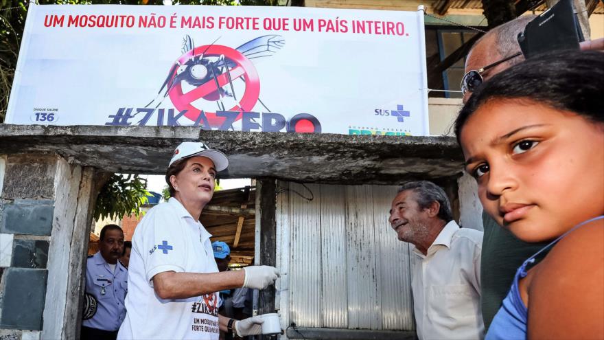 En la imagen aparece la presidenta brasileña, Dilma Rousseff (izqda.), en una campaña de sensibilización en la jornada de movilización nacional contra el mosquito Aedes aegypti, que transmite el virus del Zika, en Río de Janeiro, 13 de febrero de 2016.