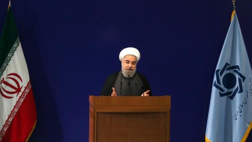 El presidente de Irán, Hasan Rohani, ofrece un discurso en la 51ª Asamblea Anual del Banco Central de Irán, 13 de febrero de 2016. 