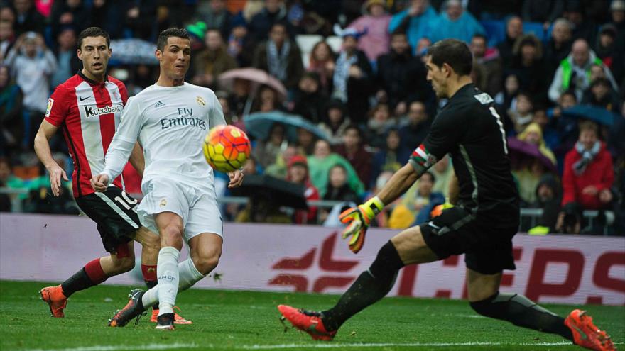 El Real Madrid derrota por 4-2 al Athletic de Bilbao con dos goles del delantero portugués Cristiano Ronaldo (C), 13 de febrero de 2016.