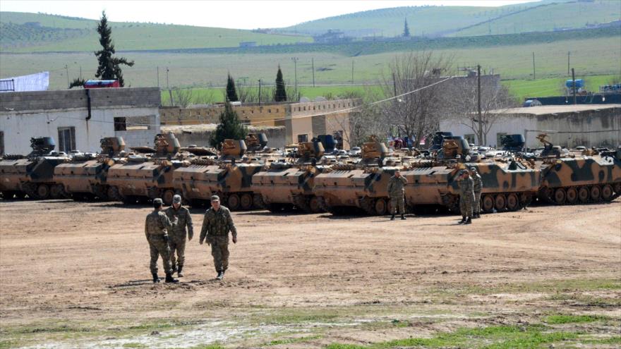 Los vehículos militares de Turquía desplegados cerca de las fronteras con Siria.