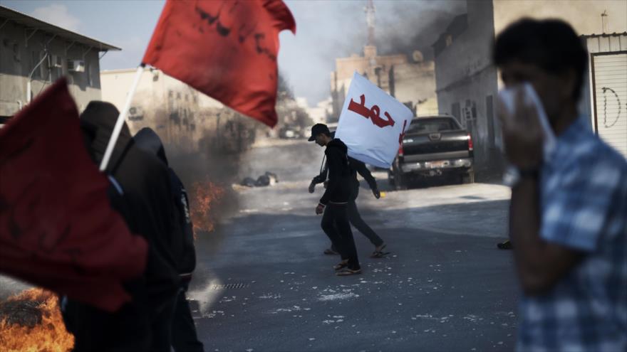 Manifestantes bareiníes toman parte en una manifestación para conmemorar el quinto aniversario del levantamiento contra el régimen de Al Jalifa, en el pueblo de Sitra, al sur de Manama, 12 de febrero de 2015.