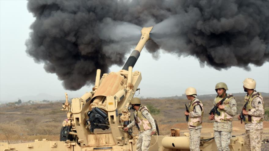 Soldados saudíes lanzan bombas de artillería contra el territorio yemení.
