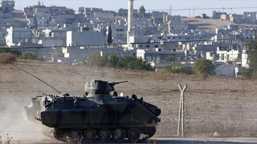 Tanque turco mantiene su posición cerca de las fronteras con Siria.