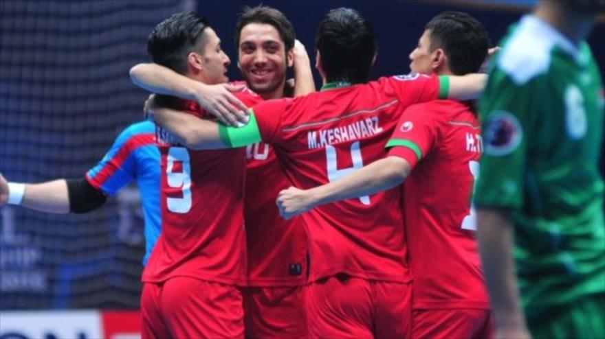 Jugadores del equipo nacional de fútbol sala de Irán festejan su victoria ante Irak en el Campeonato Asiático de Fútsal, 14 de febrero de 2016.
