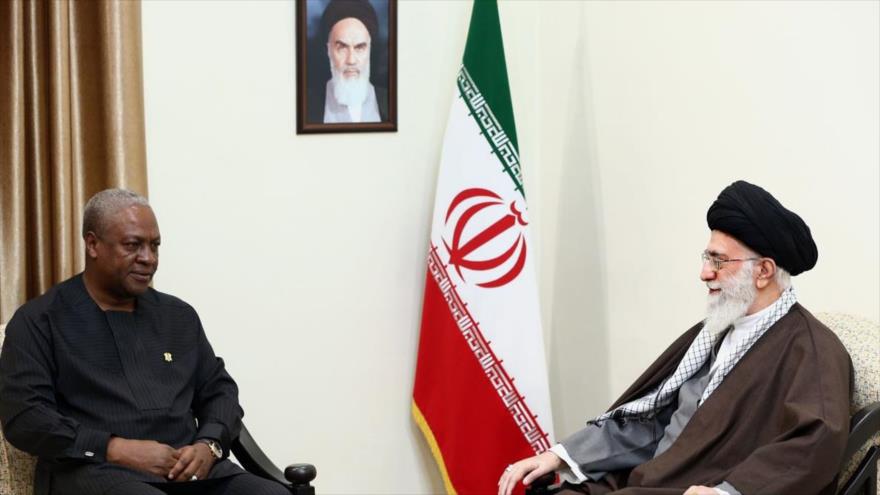 El Líder de la Revolución Islámica de Irán, el ayatolá Seyed Ali Jamenei (drcha.) durante un encuentro en Teherán, la capital persa, con el presidente de Ghana, John Dramani Mahama, 14 de febrero de 2016. 
