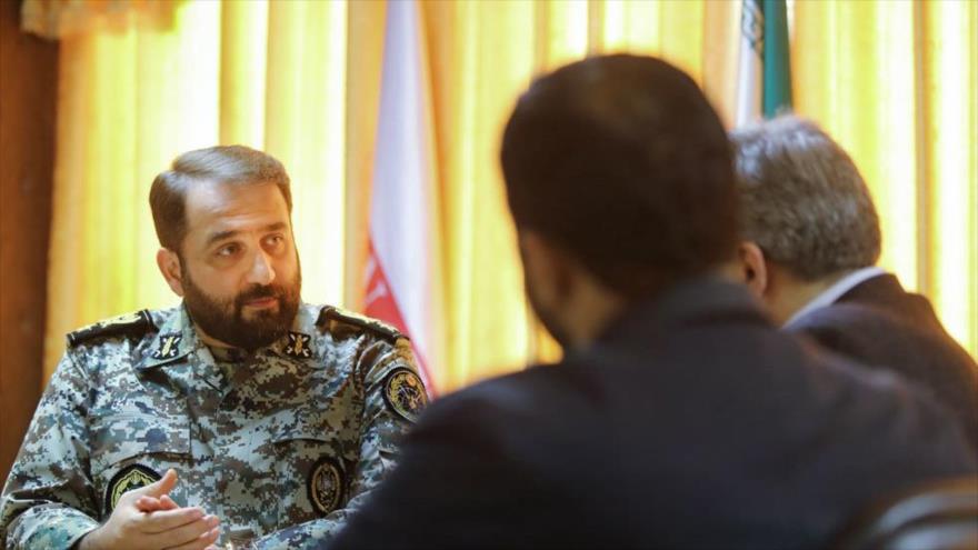 El comandante de la Base de Defensa Antiaérea Jatam Al-Anbia del Ejército iraní, el general de brigada Amir Farzad Esmaili, (izda).