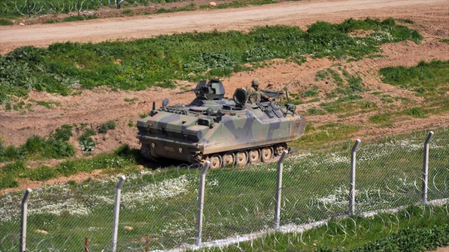 Tanque turco mantiene su posición cerca de las fronteras con Siria.
