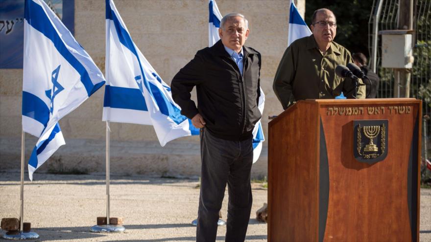 El ministro de asuntos militares del régimen de Israel, Moshe Yaalon, ofrece un discurso al lado del primer ministro Benyamin Netanyahu (izda.). 