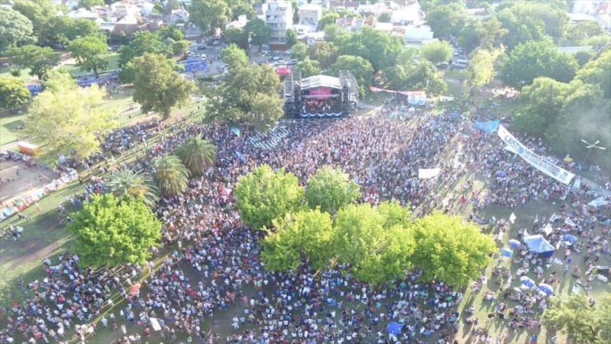 Miles de argentinos protestan contra las medidas del Gobierno del presidente Mauricio Macri, 14 de febrero de 2016.