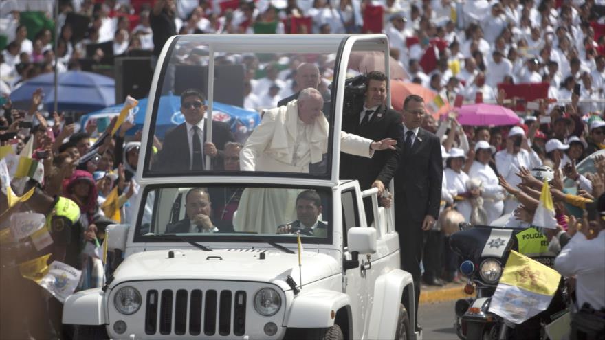 El papa Francisco saluda a la multitud después de celebrar una misa en el suburbio de Ecatepec, en el capitalino estado de México, 14 de febrero de 2016.