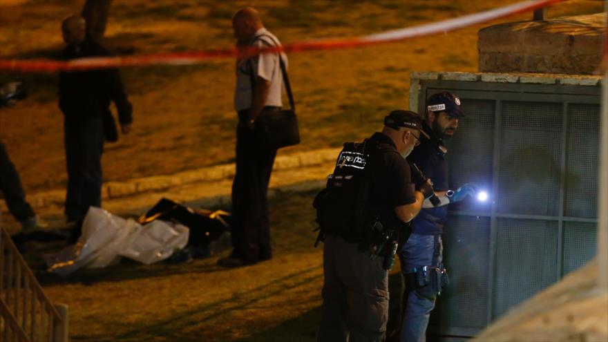 Fuerzas israelíes vigilan el lugar donde mataron a un palestino en Al-Quds, 14 de febrero de 2016.
