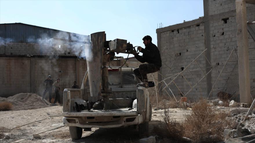 Rebelde sirio dispara contra posiciones del Ejército sirio en una de las localidades de la ciudad capitalina de Damasco, 9 de febrero de 2016.
